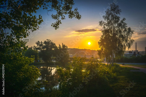 Fototapeta Wschód słońca nad rzeką w otoczeniu drzew