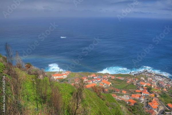 Obraz Blick von der Steilküste auf ein Fischerdorf an Madeiras Nordküste