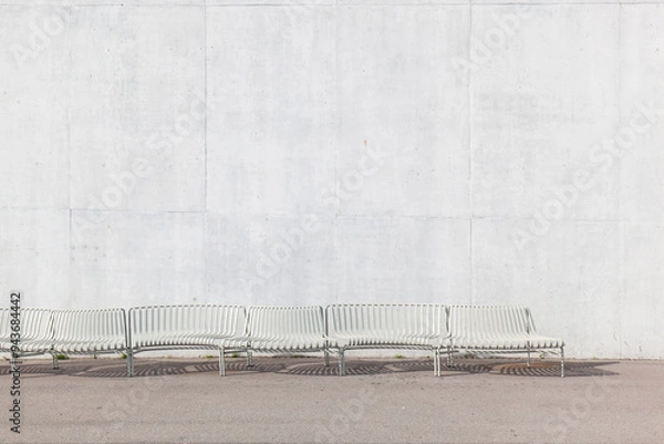 Fototapeta Leere hellgraue Betonwand.
Riesige Betonwand mit leerer Sitzbank.
Empty light gray concrete wall.
Huge concrete wall with empty bench.