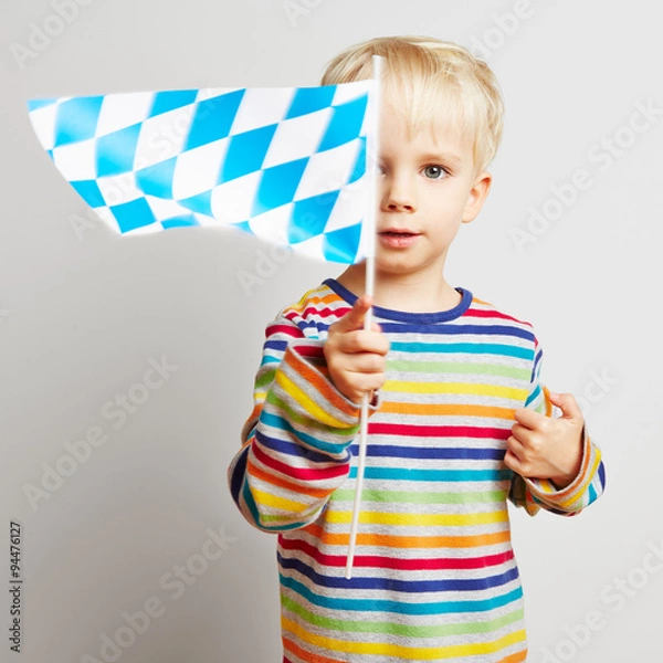 Fototapeta Kind hält eine bayerische Fahne