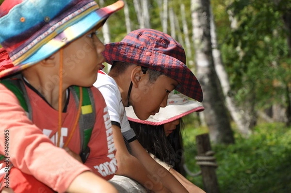 Obraz 橋の下を覗きこむ子ども達