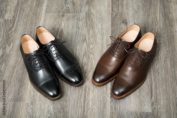 Obraz 男性用の黒と茶色の革靴　２足並べて