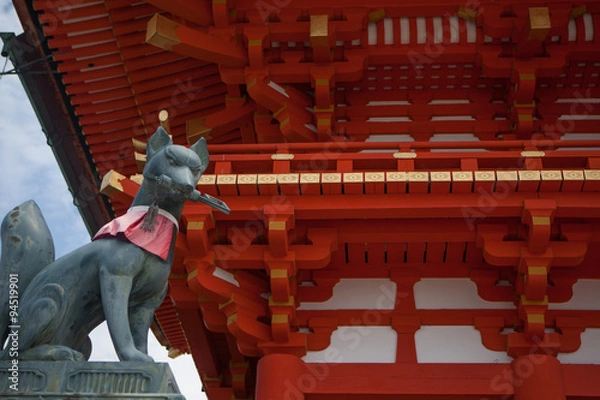 Fototapeta Statue of the fox-like deity Inari near the main hall of the Shinto shrine of Fushimi Inari-taisha, in Kyoto, Honshu Island, Japan