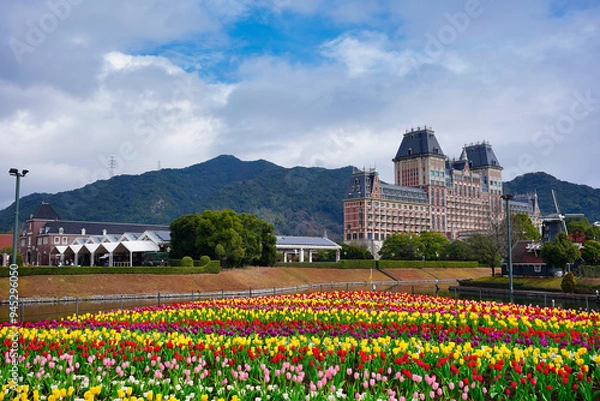 Fototapeta 庭, 建築, ビル, 花, 公園, 花, とぶ, 旅行,  シティ, ランドマーク, サマータイム, 宮殿, 空, 風景, チューリップ, タワー, チャーチ, 家, 野原, 赤, 自然, 古い