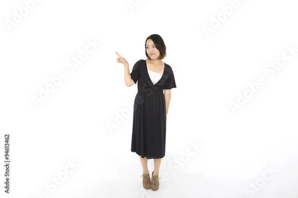 Fototapeta 若い女性　指差し　ホワイトスペース　全身