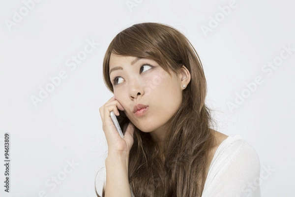 Fototapeta 若い女性　スマホ　困る　ウィッグ　ギャル系