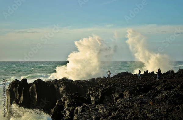 Fototapeta Ocean waves over people and rocks