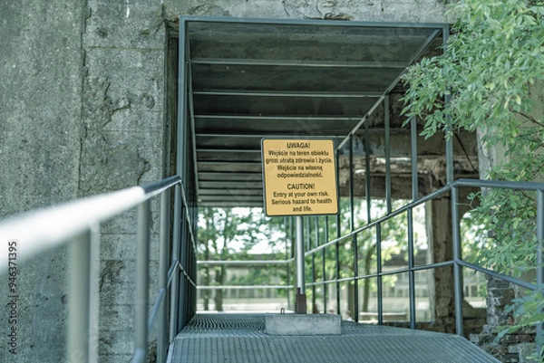 Obraz Tabliczka informacyjna przed wejściem do starego, zrujnowanego budynku