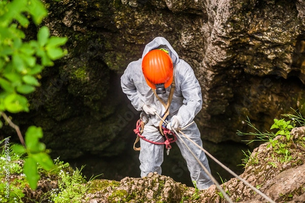 Fototapeta Caver schodzi do jaskini