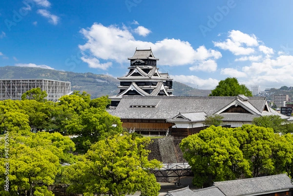 Obraz 完全復旧した熊本城天守閣と復旧が進む熊本城内