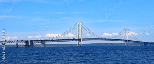 Obraz The Mackinac Bridge is a suspension bridge that connects the Upper and Lower peninsulas of the U.S. state of Michigan. It spans the Straits of Mackinac.