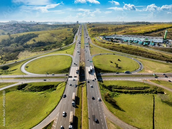 Fototapeta Rodovia Dom Pedro na altura da Avenida Mackenzie no bairro Vila Brandina. Visão aérea com tráfego na rodovia e rotatória.