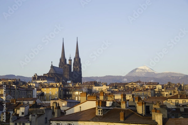 Fototapeta Widok z góry na centrum miasta i wulkan Puy de dome w Clermont-ferrand, Owernia, Francja