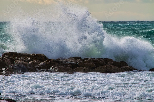 Obraz waves breaking on rocks