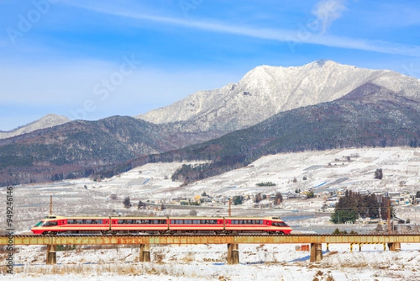 Fototapeta 志賀高原の夜間瀬川を渡る長野電鉄の観光列車