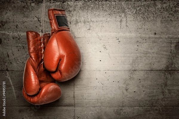 Fototapeta Rękawice bokserskie wiszące na betonowej ścianie