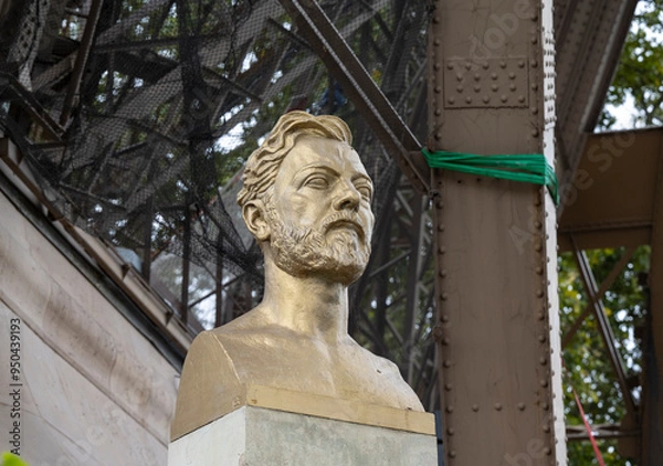 Fototapeta Buste de Gustave Eiffel au pied de la tour , Paris