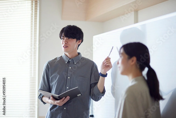 Fototapeta プレゼンテーションを行う大学生