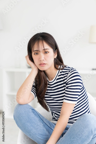 Fototapeta 部屋でリラックスする若い女性