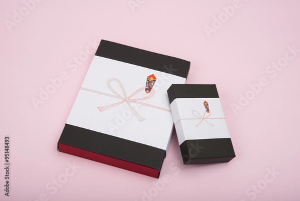Obraz のし紙のついた黒い箱のギフト