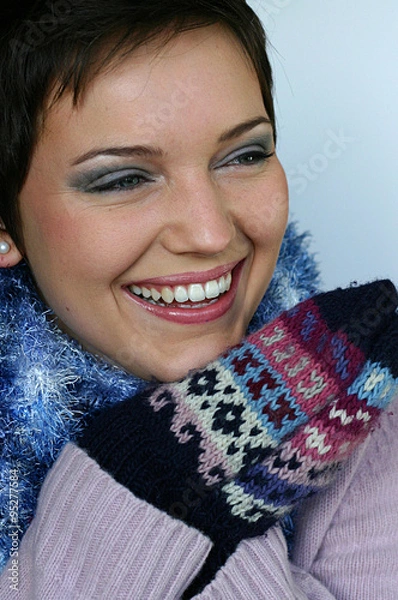 Obraz Hübsche lachende Frau in Winterkleidung