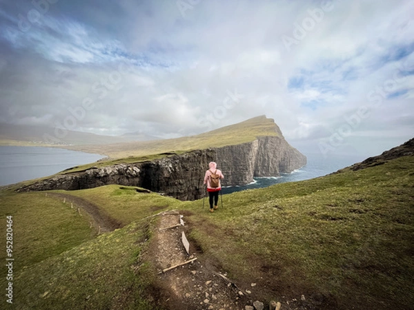 Obraz Sørvágsvatn, lake hanging above an ocean, Faroe Islands