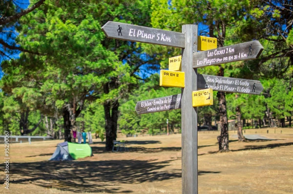 Fototapeta Hiking signpost at the campsite "Hoya del Morcillo" at El Hierro, Canary Islands