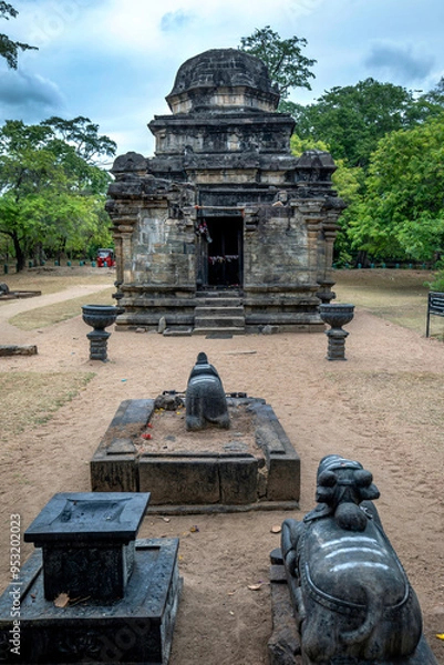Fototapeta The oldest Hindu shrine at Polonnaruwa in Sri Lanka known as Siva Devale No.2. It was built by King Rajaraja l (985 - 1014 AD).