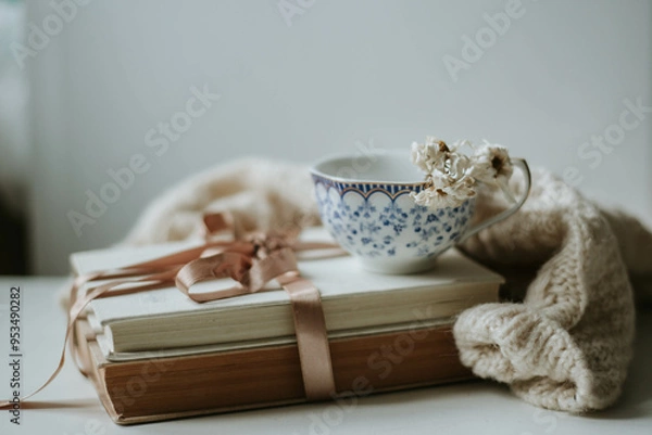 Obraz Uyutnyy osenniy den'. Chteniye knig. Izyashchnyy natyurmort: teplyy bezhevyy sviter, knigi, tsvety i vintazhnaya chashka osen', natyurmort, sviter, tsvety, uyutnyy, sherstyanoy, romantichnyy, teplyy, 
