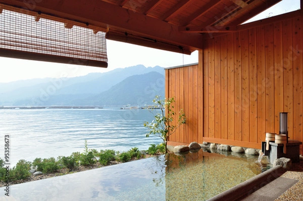 Obraz 青空の海沿い温泉露天風呂