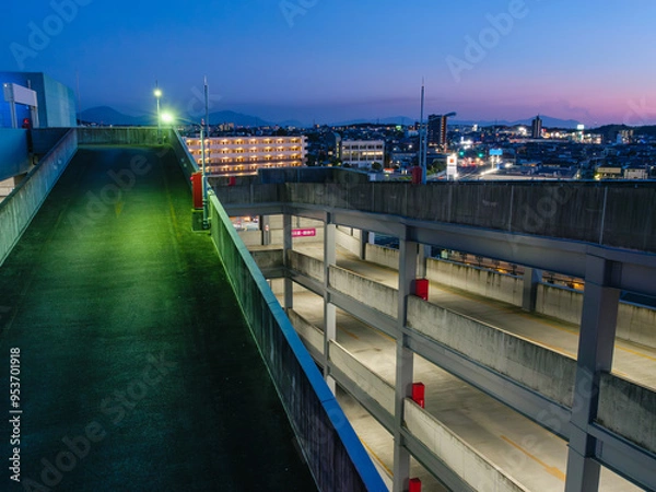 Obraz 夕暮れ時の立体駐車場