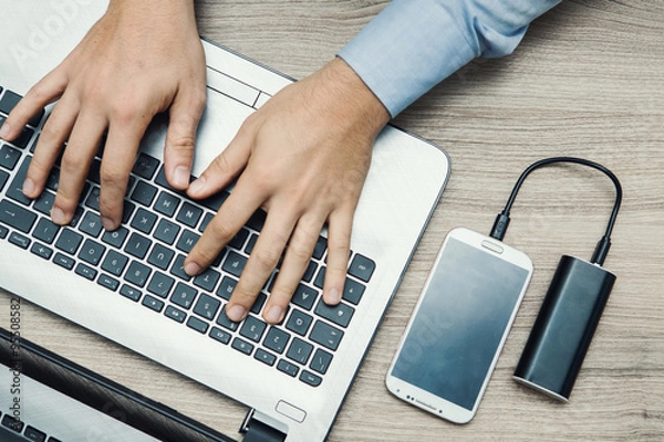Fototapeta mani di uomo al alvoro sulla tastiera di un notebook informatico 