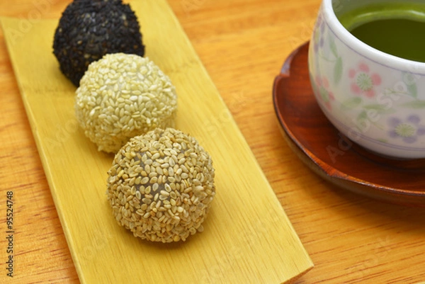 Fototapeta 和菓子　ごま団子/　ごまの食感と香りが良い、美味しいごま団子