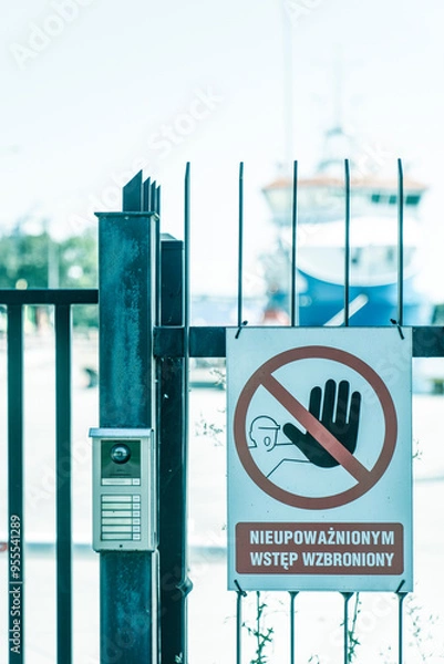 Obraz Ogrodzenie z domofonem i znakiem