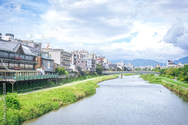 Obraz 五条大橋からの曇りの鴨川の景色