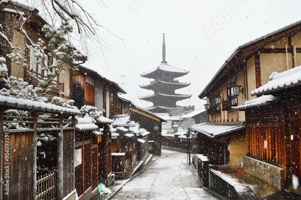 Obraz 雪降る朝の京都市東山 八坂の塔