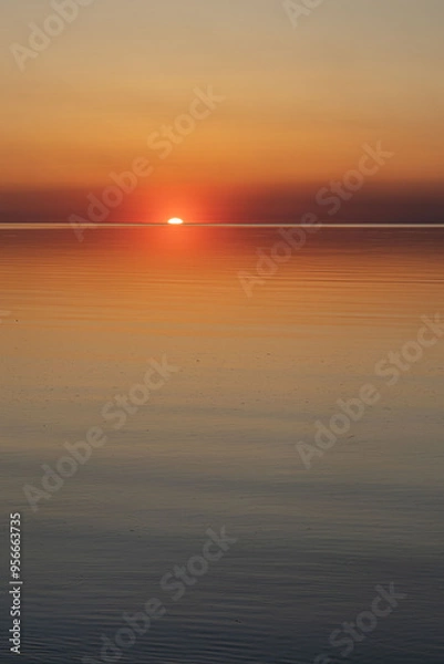 Obraz The sun sets on the water. Sunset and calm.