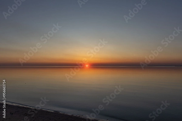 Obraz The sun sets on the water. Sunset and calm.