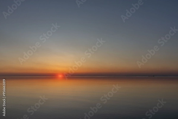 Obraz The sun sets on the water. Sunset and calm.