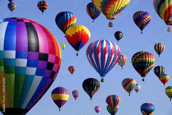 Obraz Wystrzelenie ponad 100 kolorowych balonów na ogrzane powietrze w ramach masowego wniebowstąpienia na Festiwalu Balonowym w New Jersey w White-house Station w stanie New Jersey jako wyścig wczesnym rankiem.