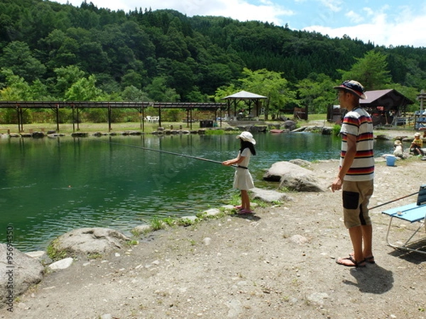 Obraz 釣り堀　釣りを楽しむ家族