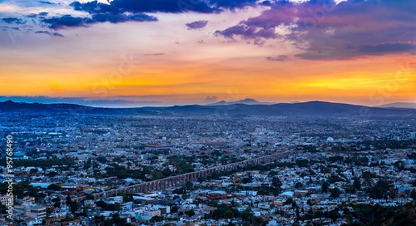 Obraz The aqueduct of Queretaro, is currently building a monumental 74 arches reaching an average height of 28.5 m and a length of 1298 m.  This aqueduct is the symbol of the city of Queretaro, Mexico.