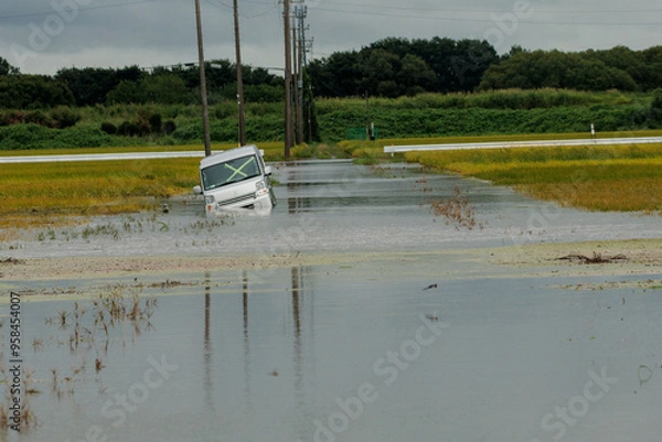 Obraz 大雨による洪水で浸水した乗用車