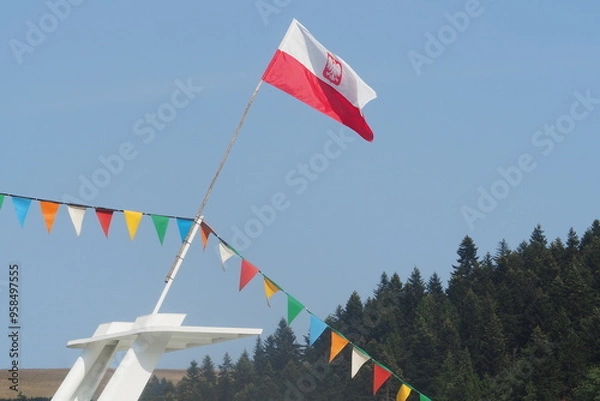 Obraz Flaga Polski umocowana na statku razem z kolorowymi trójkątami 