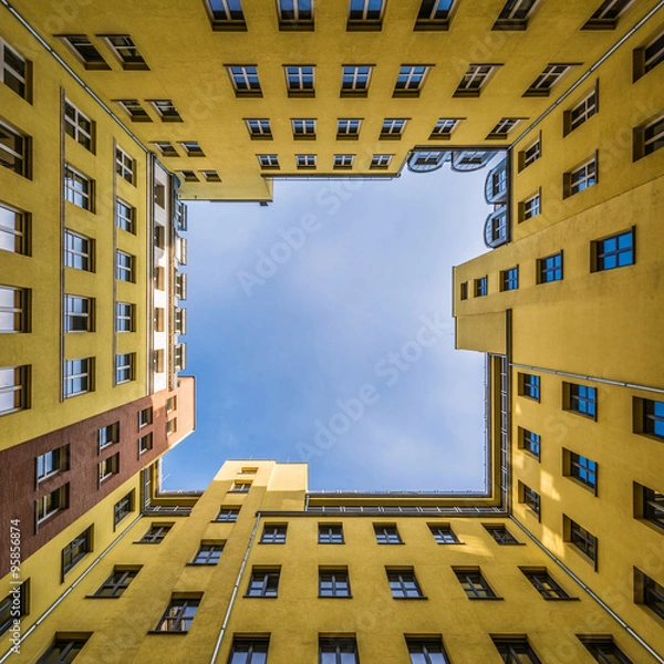 Fototapeta A vertical view of a backyard in Berlin