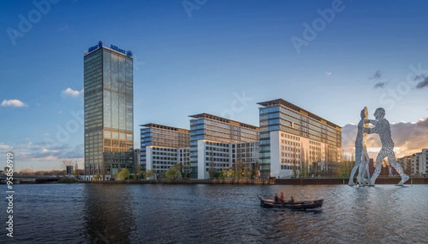 Obraz Treptowers w Berlinie Treptow z posągiem Molecule z przodu