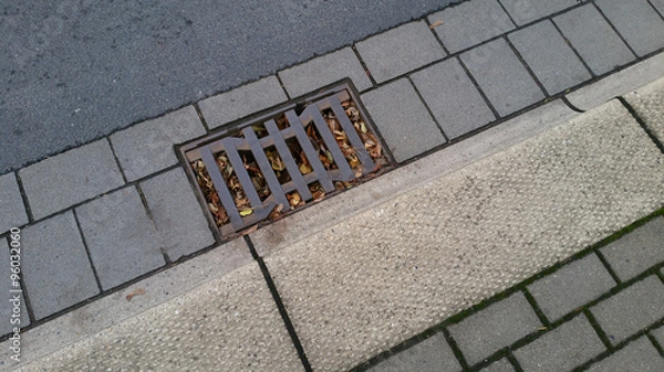 Obraz Ein mit Laub verstopfter Gulli