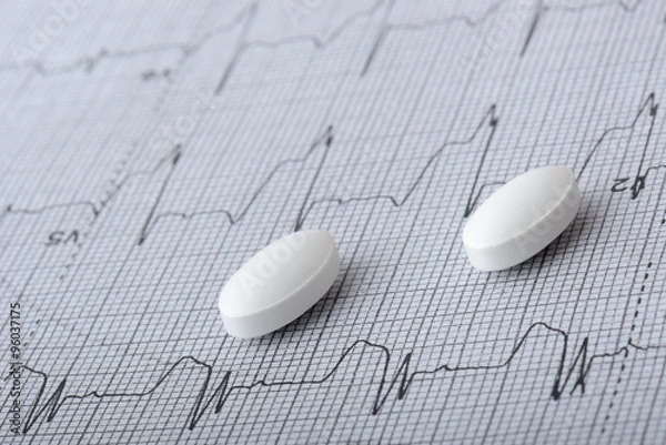 Fototapeta pills on a heart graph