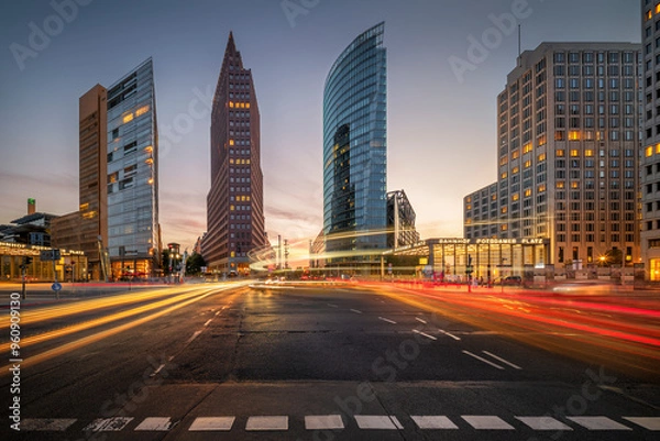Obraz Langzeitbelichtung mit Lichtstreifen am Potsdamer Platz in Berlin