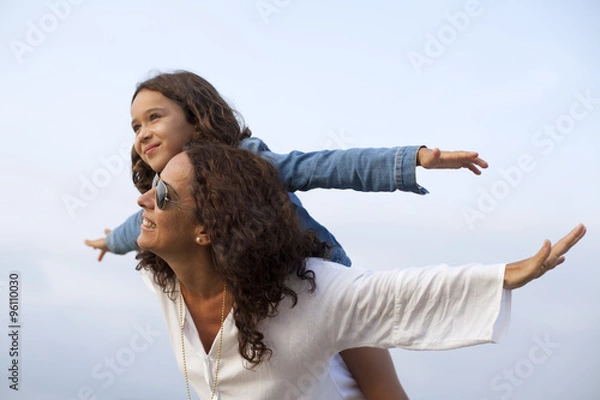Obraz Madre e hija jugando a volar